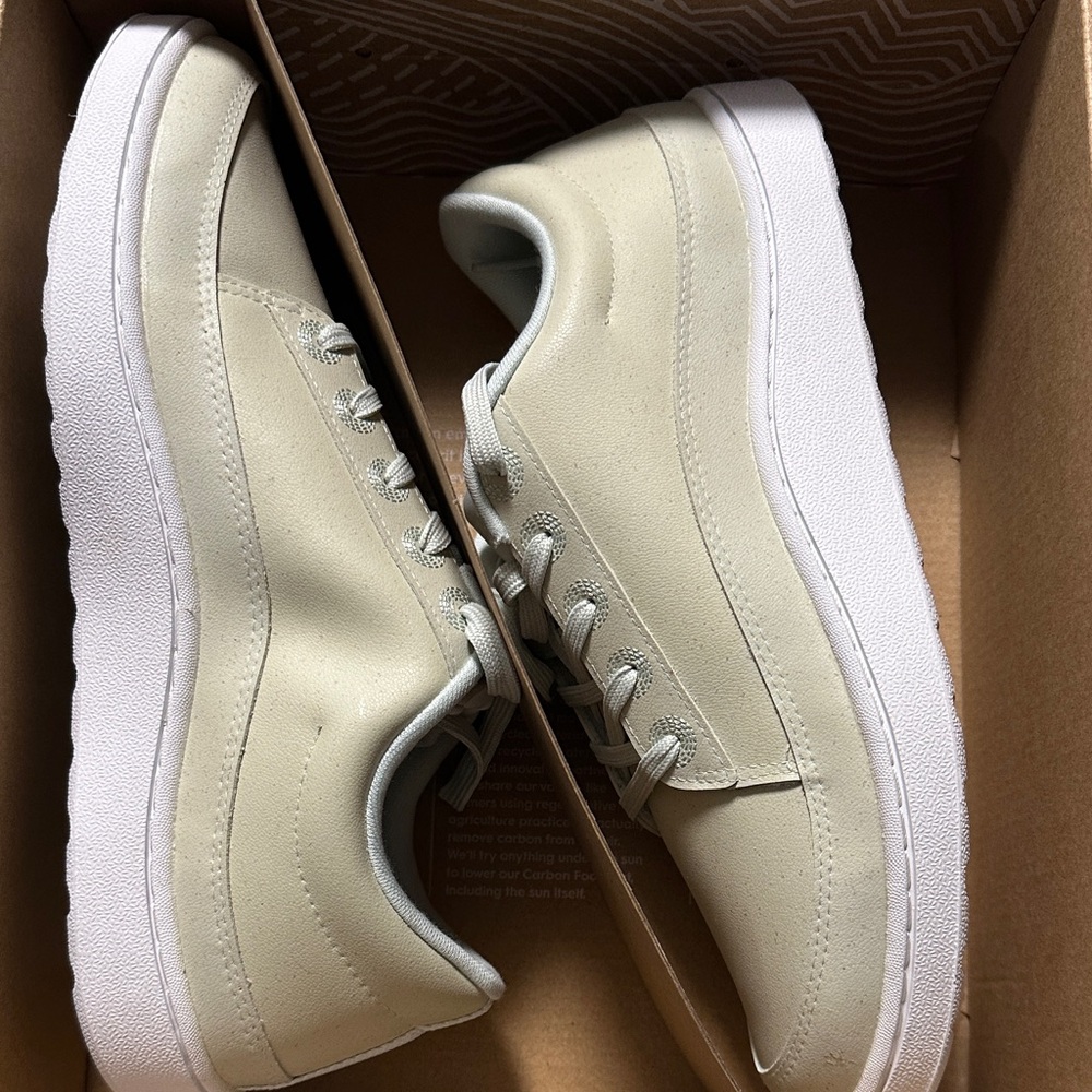 Women’s Sneakers Dreamy Green with White Soles, size 10
